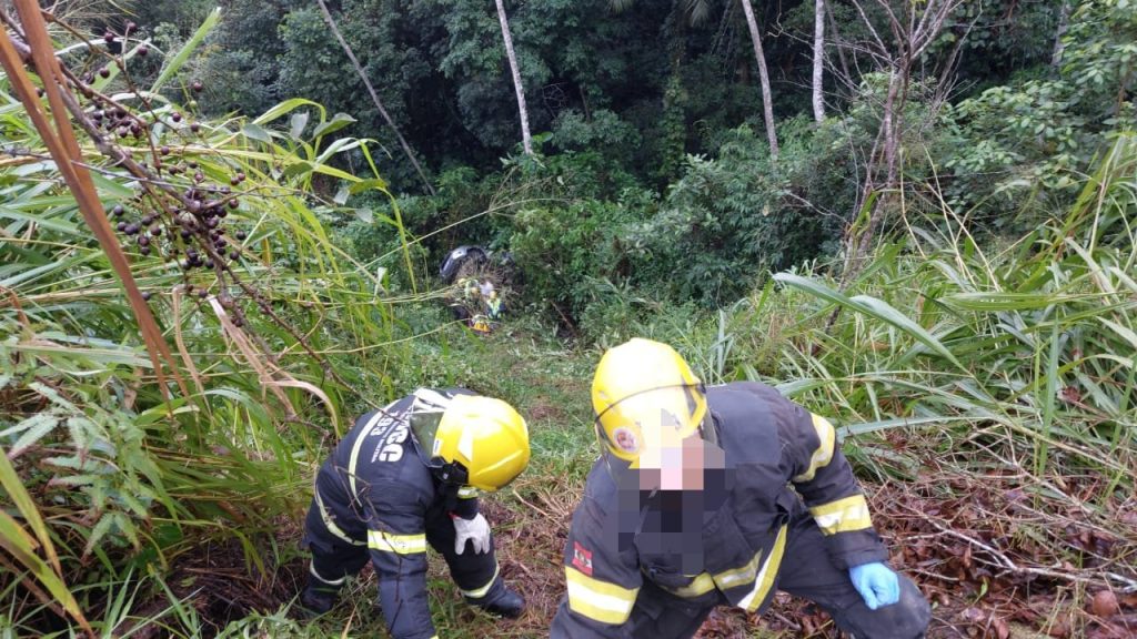 Mulher sobrevive após despencar com carro em ribenceira de cerca de 20 metros em Blumenau