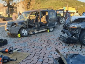Colisão entre 2 veículos em Ascurra deixa condutor encarcerado 