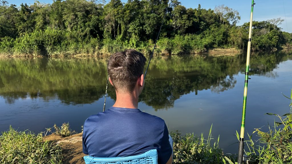 Pesca por paixão ou terapia: homens, mulheres e crianças se aventuram no Rio Benedito, em Timbó