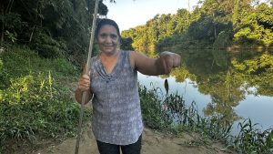 Pesca por paixão ou terapia: homens, mulheres e crianças se aventuram no Rio Benedito, em Timbó