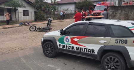 2 condutores são encontrados caídos na via após colisão de motocicletas em Apiúna