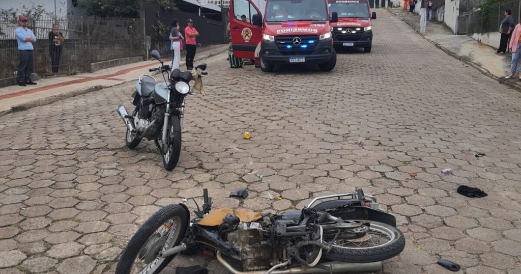 2 condutores são encontrados caídos na via após colisão de motocicletas em Apiúna