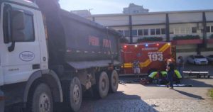 Motociclista fica ferido ao colidir com caminhão em Timbó