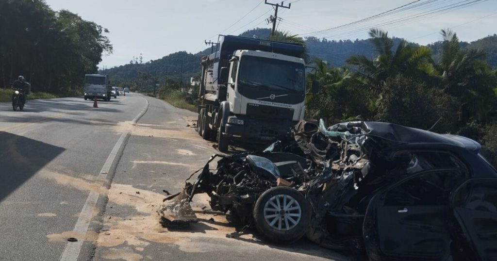Carro fica destruído e mulher morre após colisão com caminhão na SC-110