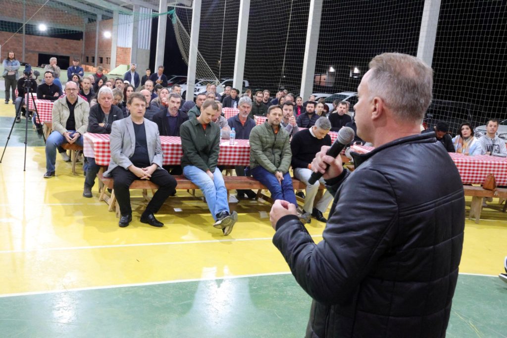 Nem a chuva impede público de comparecer ao encontro do Partido NOVO em Timbó
