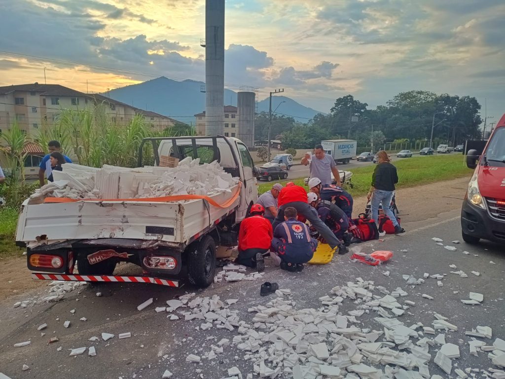Acidente envolvendo 5 veículos em Jaraguá do Sul deixa motociclista com fratura exposta 