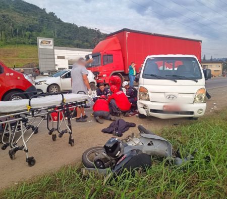 Acidente envolvendo 5 veículos em Jaraguá do Sul deixa motociclista com fratura exposta 