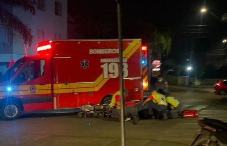 Mulher fratura perna em acidente entre moto e carro em Timbó