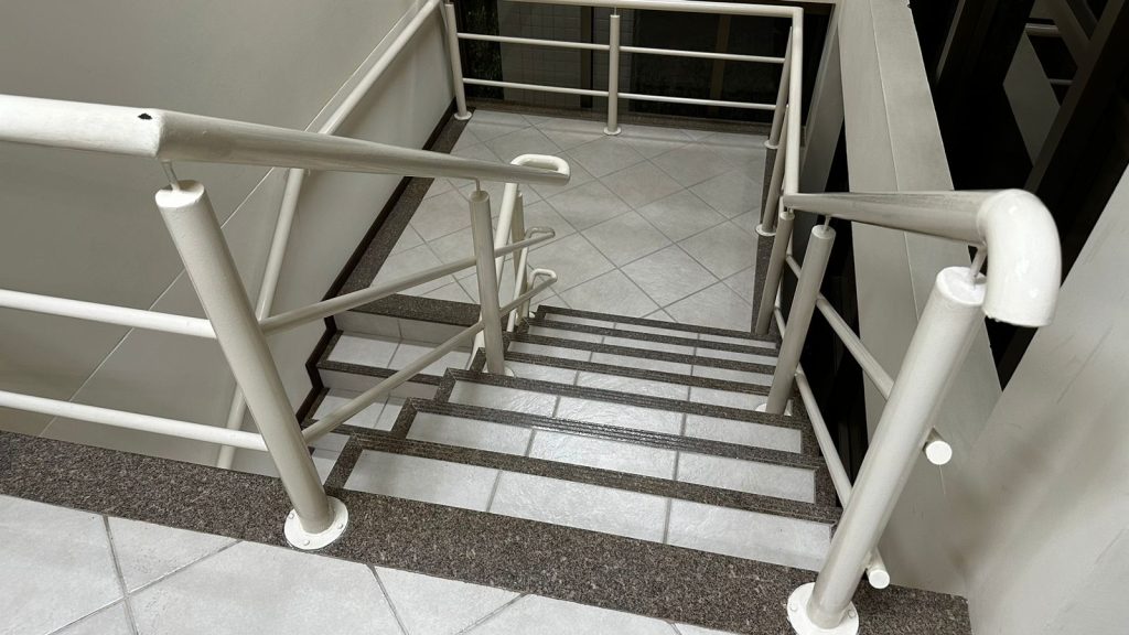 Escada não tem faixa antiderrapante 