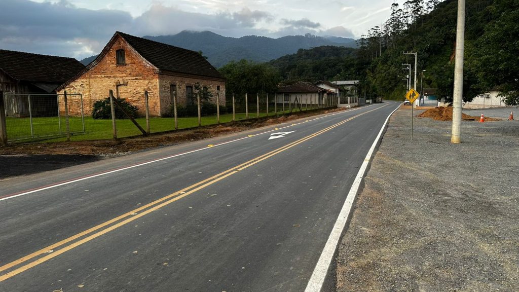 Após mais de um século de lama e poeira, asfalto chega à Rota do Arroz, em Rio dos Cedros