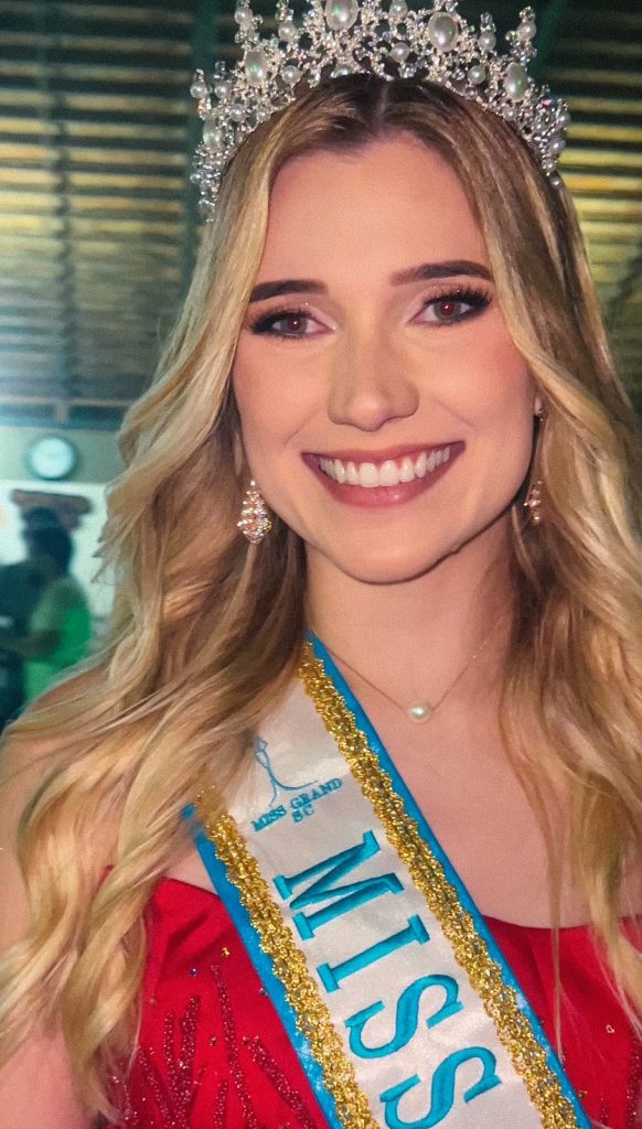 Conheça Bruna Carlini, a engenheira eletricista de 27 anos eleita Miss Timbó