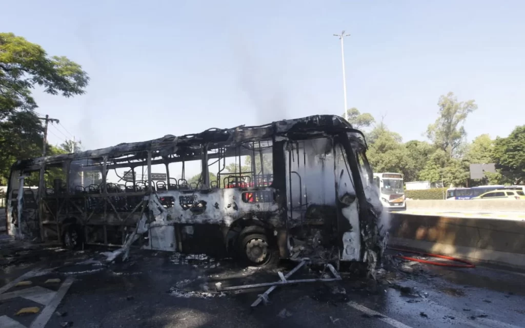 Ônibus incendiado durante operação que deixou pelo menos 3 mortos no Rio