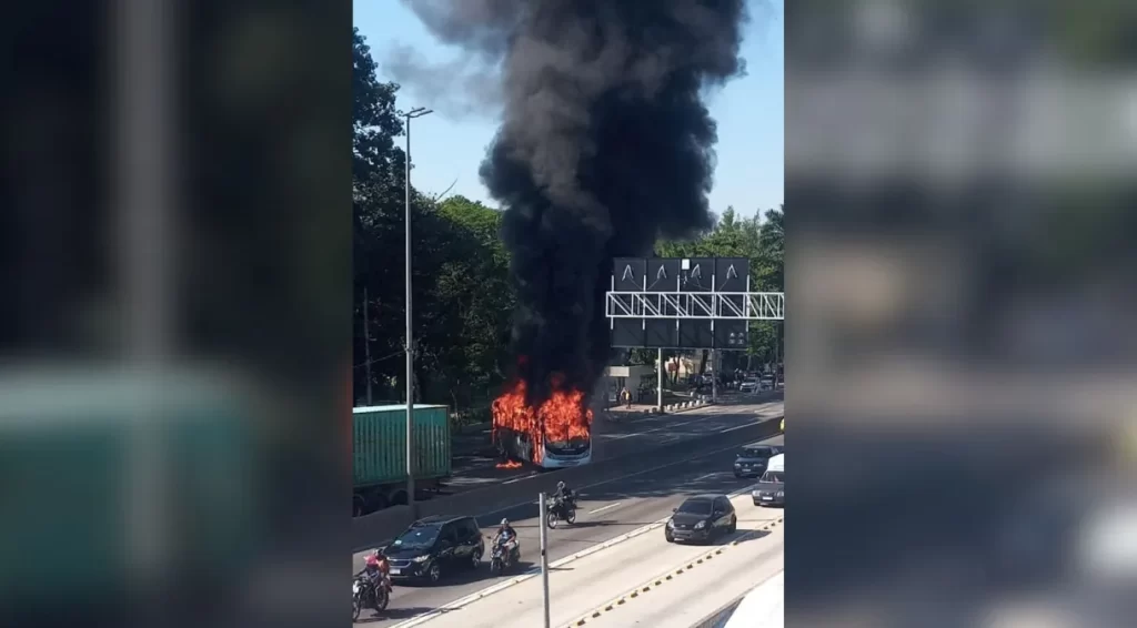 Ônibus é incendiado após operação policial com 3 mortos