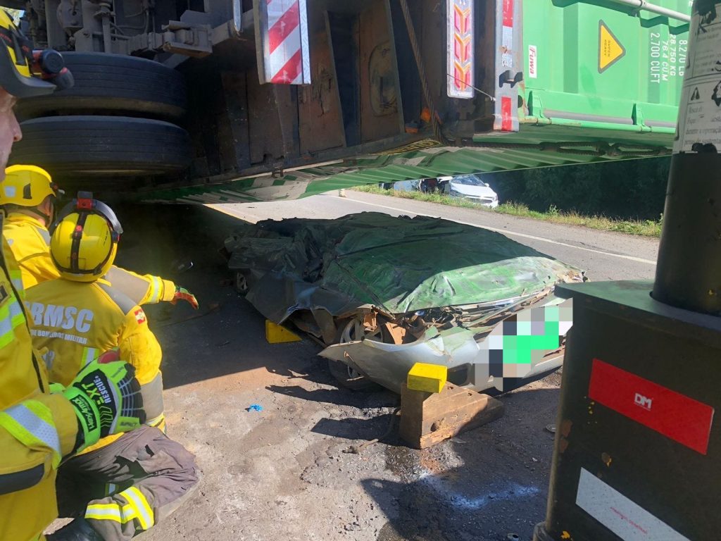 Tombamento de caminhão em SC mata 2 pessoas esmagadas e deixa 4 feridas 