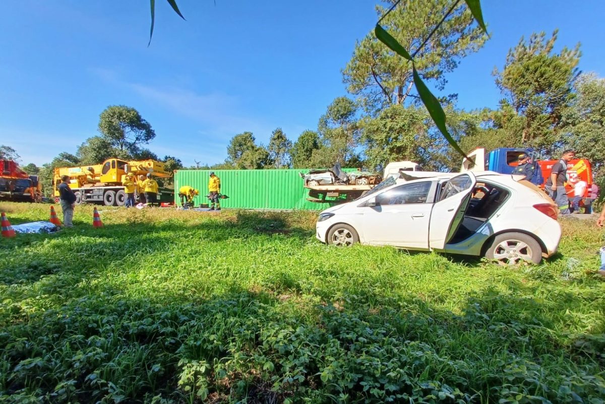 Tombamento de caminhão em SC mata 2 pessoas esmagadas e deixa 4 feridas 