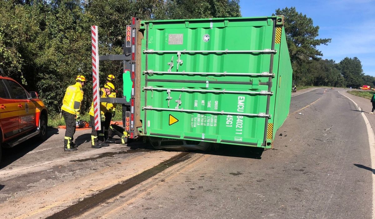 Tombamento de caminhão em SC mata 2 pessoas esmagadas e deixa 4 feridas 