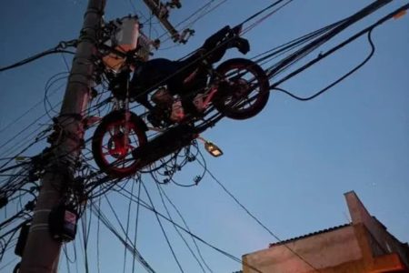 Moto fica presa em rede elétrica após ser içada por balão em SP; 7 bairros ficaram sem luz