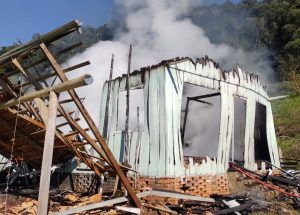 Residência de Ituporanga fica completamente destruída após incêndio 