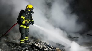 Residência desabitada de Blumenau é destruída por incêndio