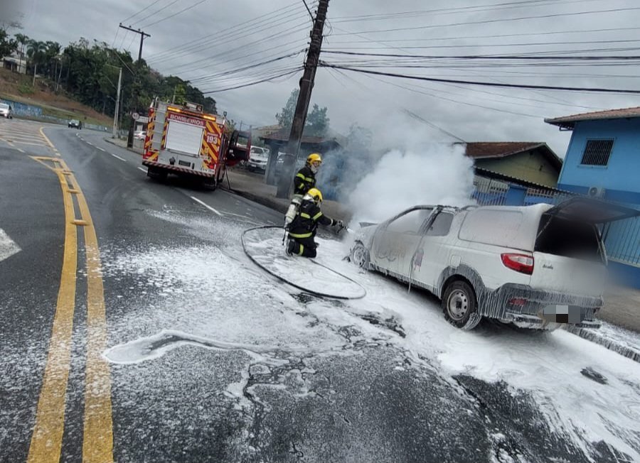 Incêndio destrói frontal de veículo em Blumenau 