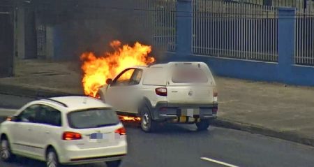 Incêndio destrói frontal de veículo em Blumenau 