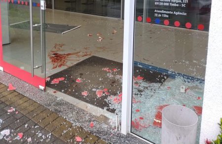 Em Timbó, homem destrói porta de agência bancária e tenta agredir policiais com chutes 