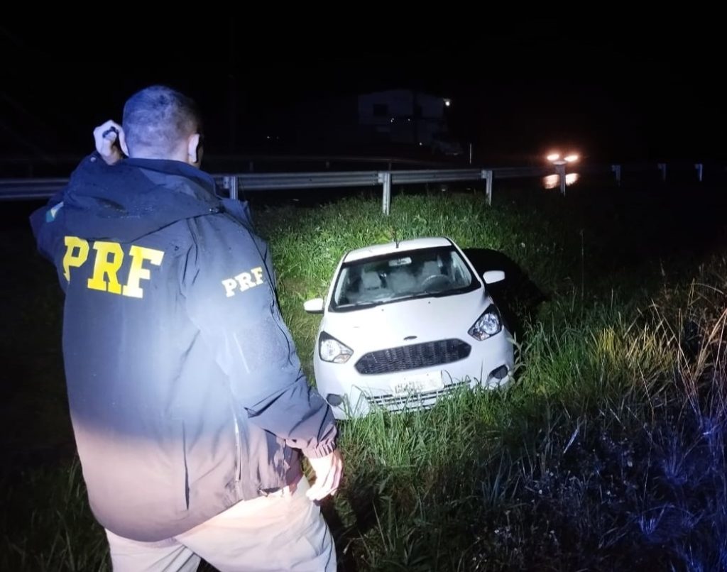 Carro furtado é localizado horas depois do crime abandonado na BR-470, em Gaspar 