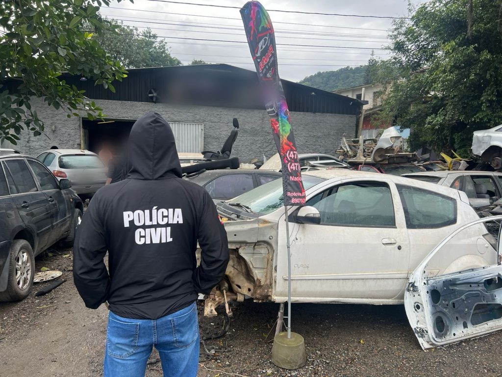 Policiais encontram peças de veículo furtado em ferro velho de Blumenau; 3 foram presos 