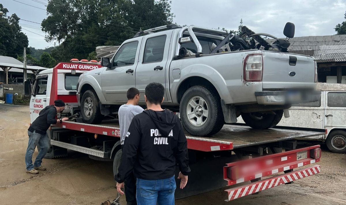 Policiais encontram peças de veículo furtado em ferro velho de Blumenau; 3 foram presos 