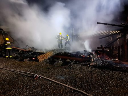 Rancho é destruído após pegar fogo em Benedito Novo 