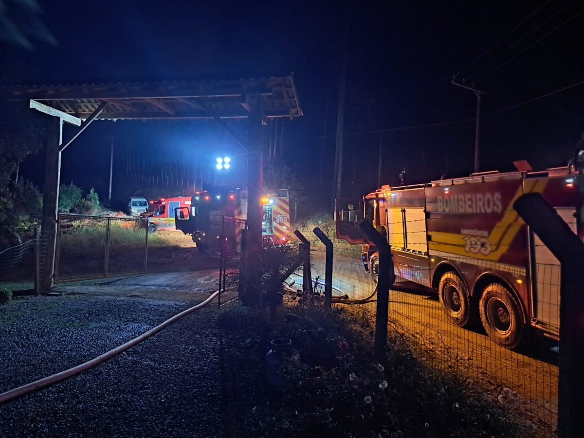 Rancho é destruído após pegar fogo em Benedito Novo 