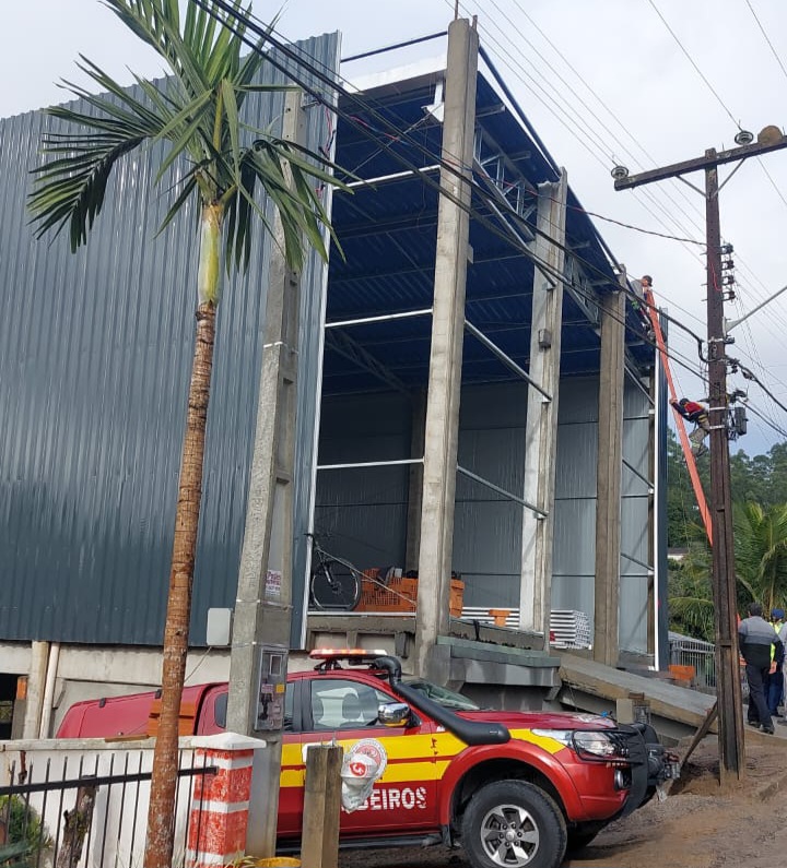 Em Blumenau, 2 homens ficam feridos após sofrerem choque elétrico durante trabalho