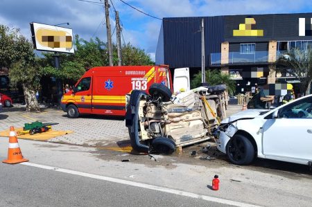 Colisão entre 2 veículos em Gaspar deixa condutor ferido 