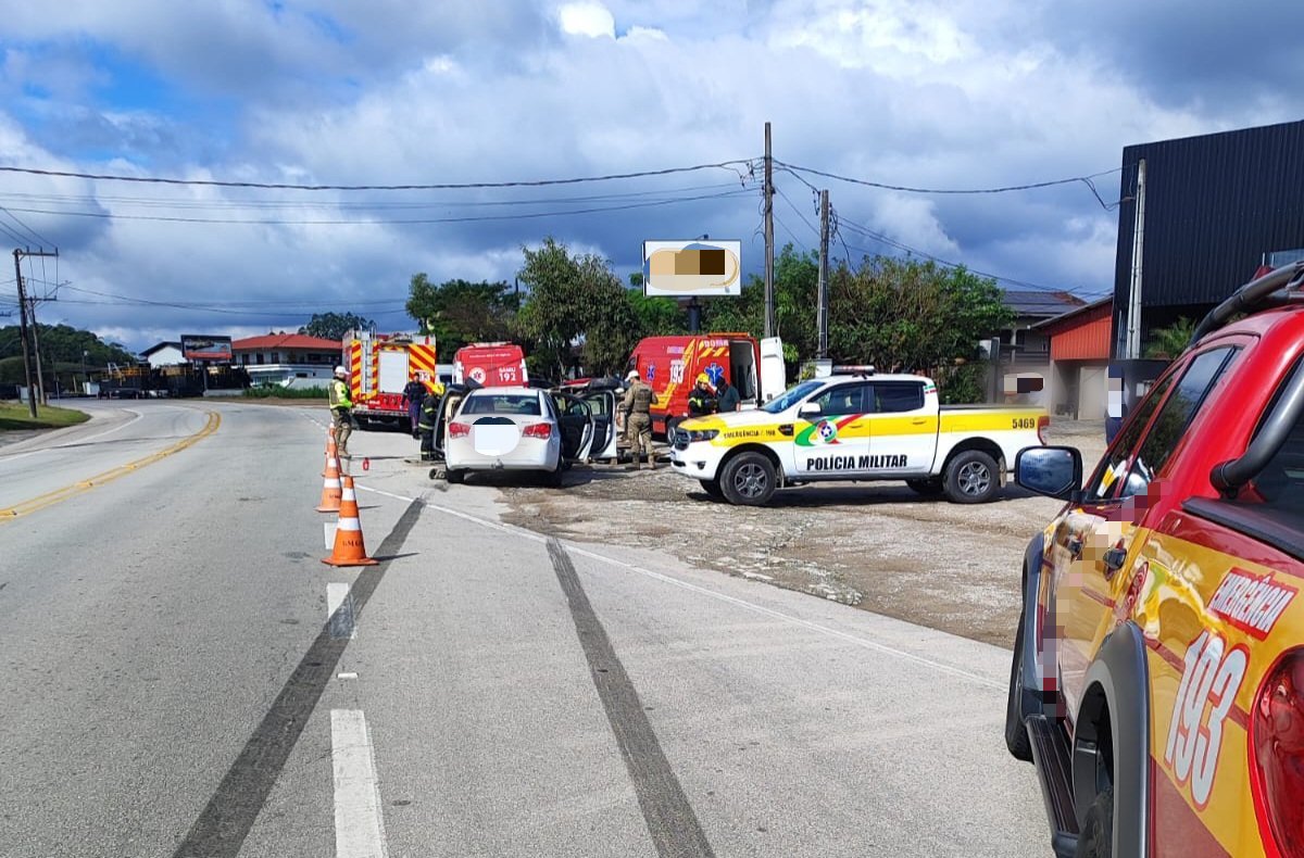 Colisão entre 2 veículos em Gaspar deixa condutor ferido 