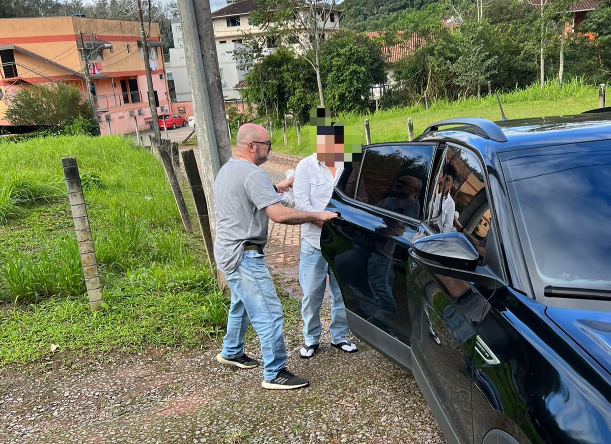 Homem foragido por furto e associação ao tráfico é preso pela Civil em Blumenau 