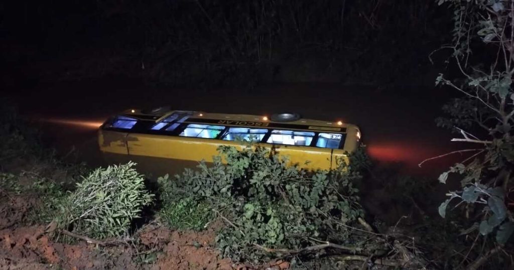 Ônibus escolar cai em rio e fere 2 em SC; veja vídeo