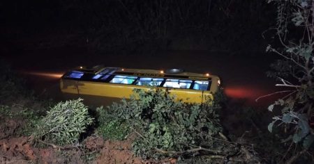 Ônibus escolar cai em rio e fere 2 em SC; veja vídeo