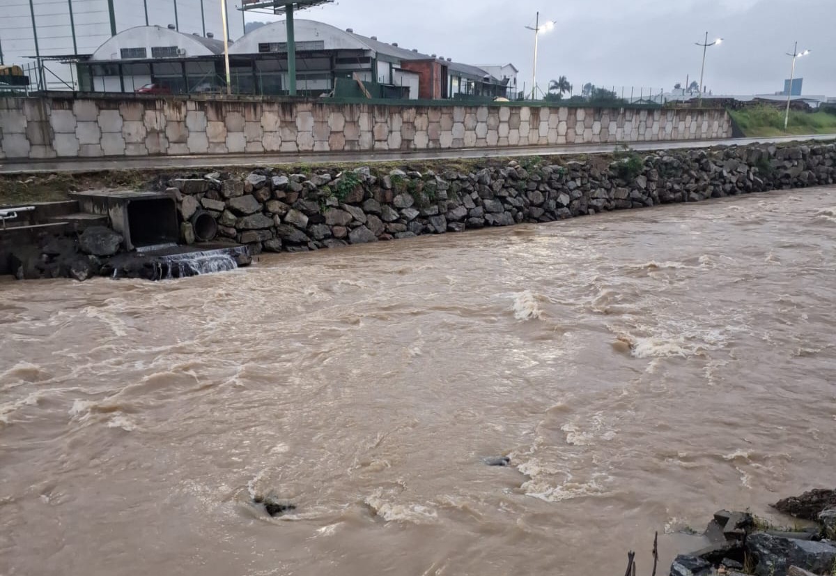 Homem desaparece ao tentar atravessar o Rio Itajaí-Mirim em Brusque