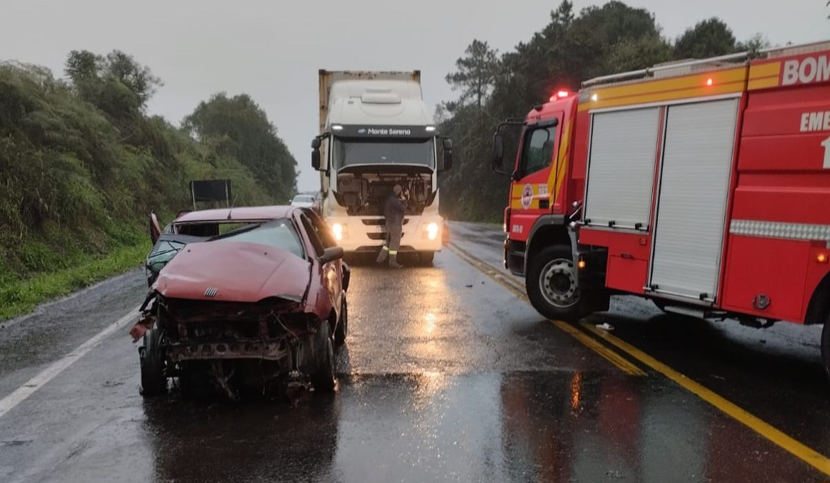 Colisão frontal na BR-470, em Pouso Redondo, deixa 5 feridos 