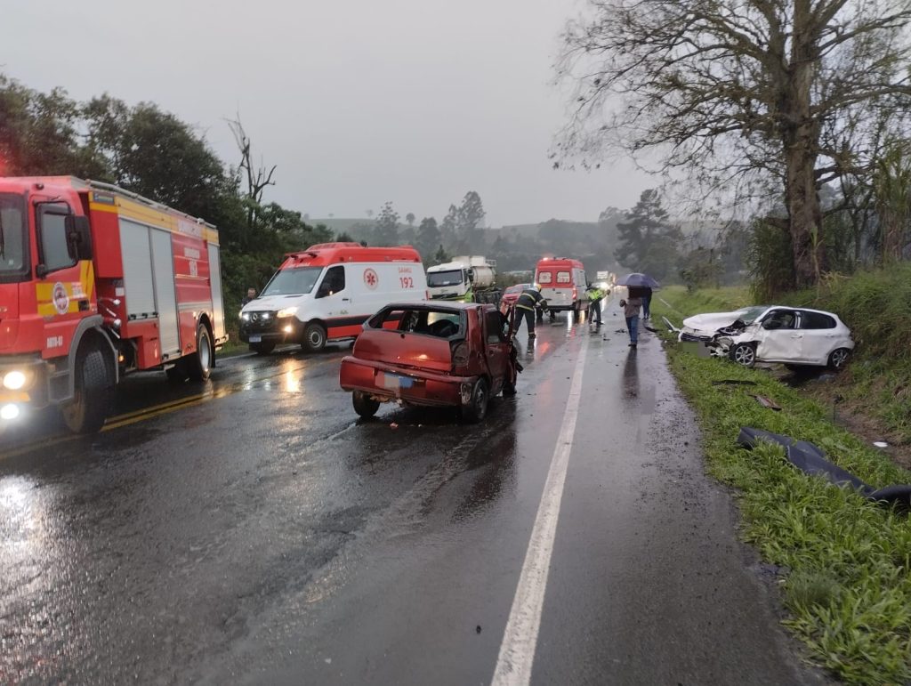 Colisão frontal na BR-470, em Pouso Redondo, deixa 5 feridos 