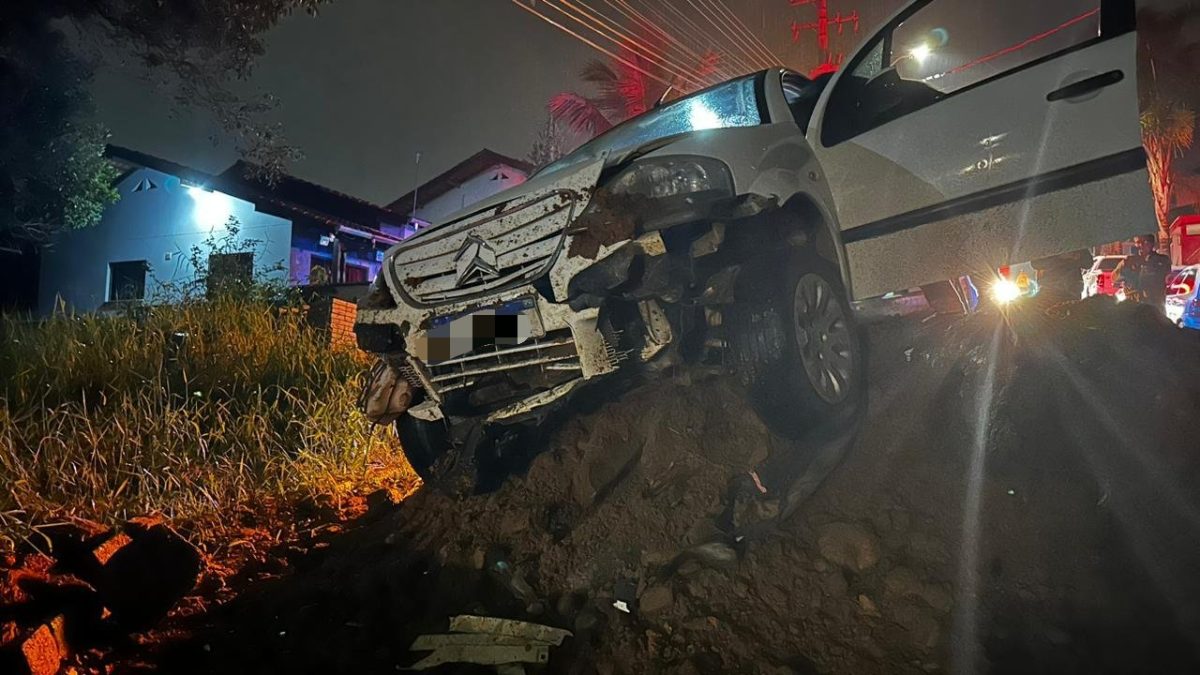 Em Timbó, motorista idoso fica ferido após colidir contra barreira de barro