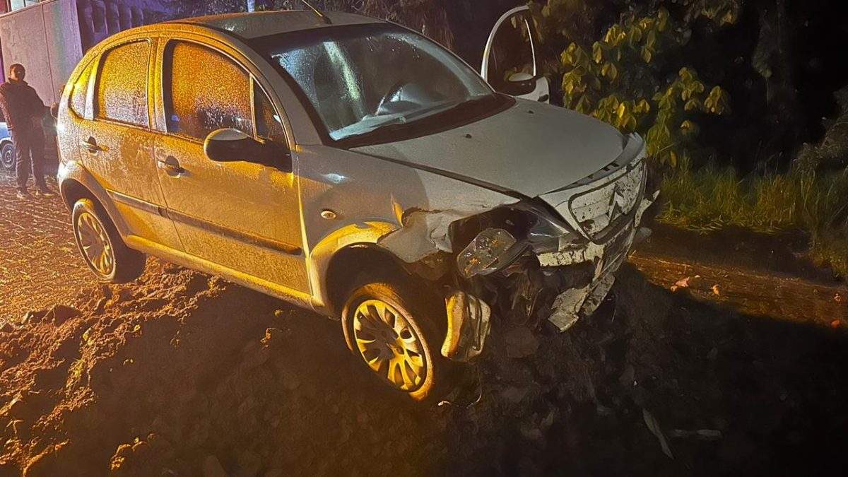 Colisão de carro contra barranco em Timbó deixa idoso ferido