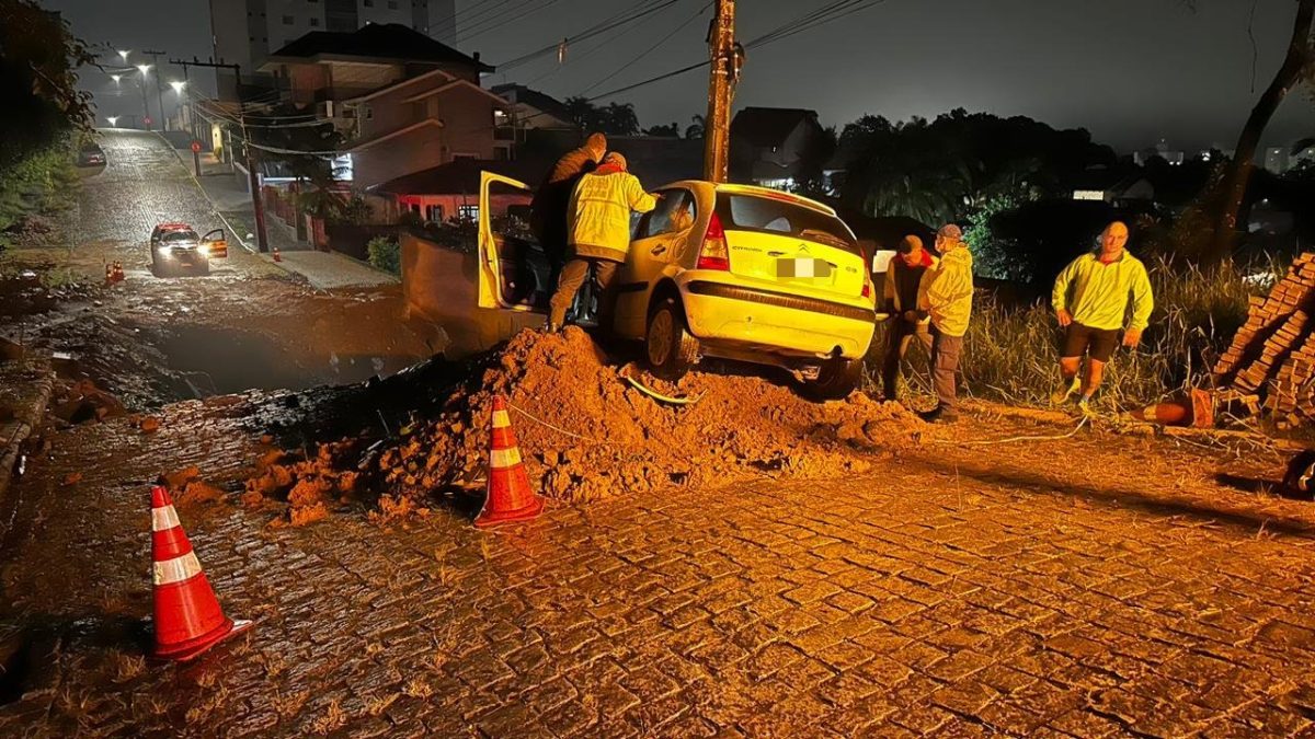 Em Timbó, motorista idoso fica ferido após colidir contra barreira de barro