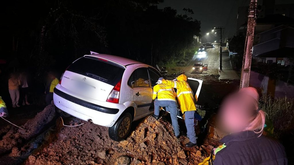 Em Timbó, motorista idoso fica ferido após colidir contra barreira de barro