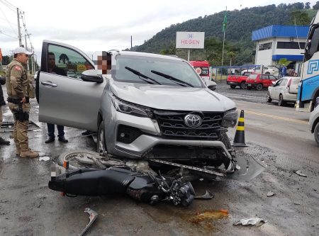Acidente envolvendo 3 veículos deixa 2 homens feridos feridos em Ituporanga 