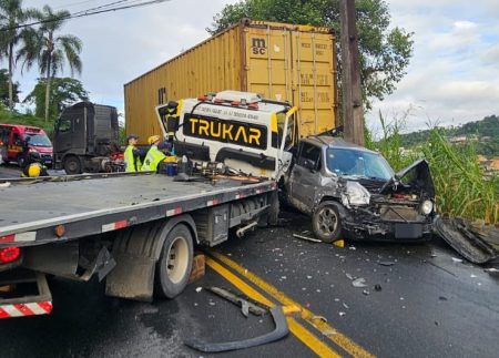 Em Blumenau, acidente envolvendo 5 veículos deixa mulher presa às ferragens 