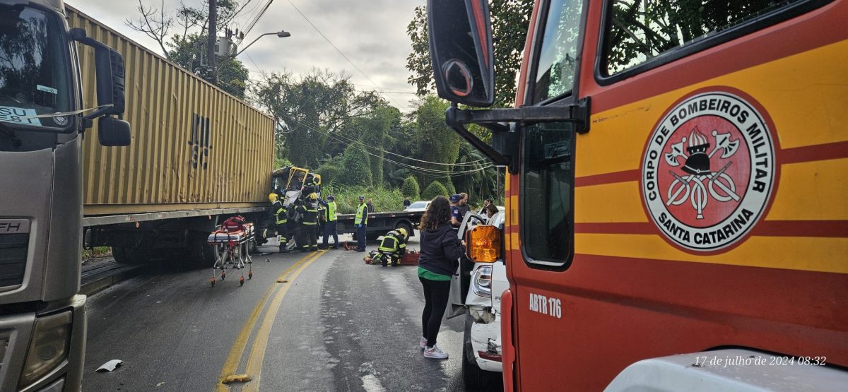 Em Blumenau, acidente envolvendo 5 veículos deixa mulher presa às ferragens 