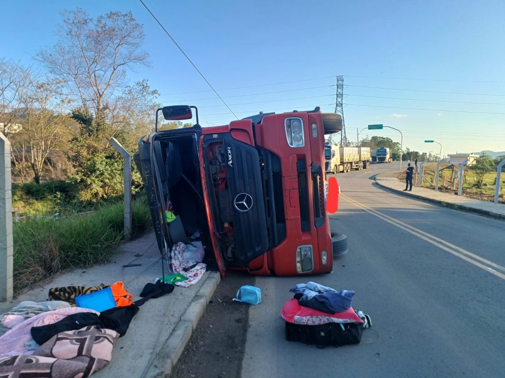 Tombamento de caminhão em Rio do Sul deixa 2 pessoas feridas