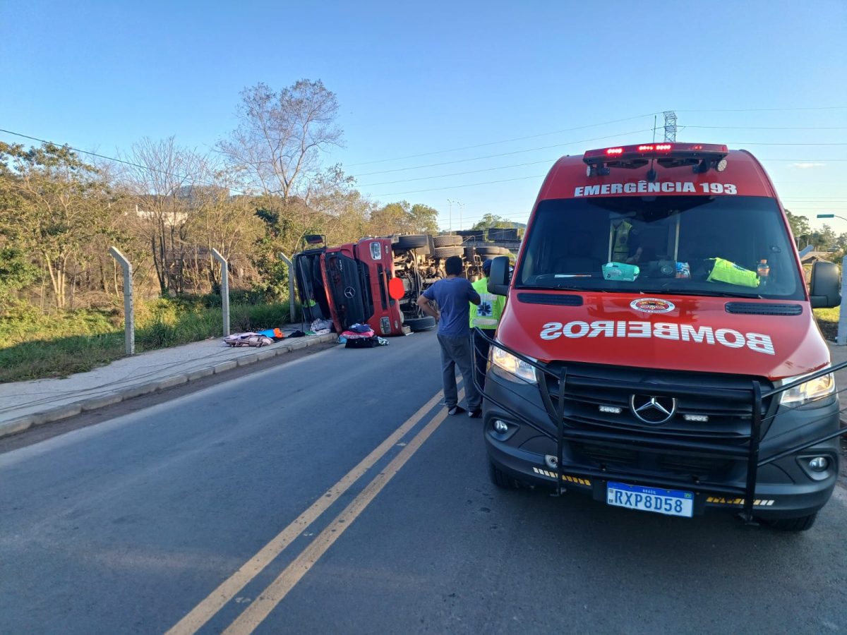 Tombamento de caminhão em Rio do Sul deixa 2 pessoas feridas