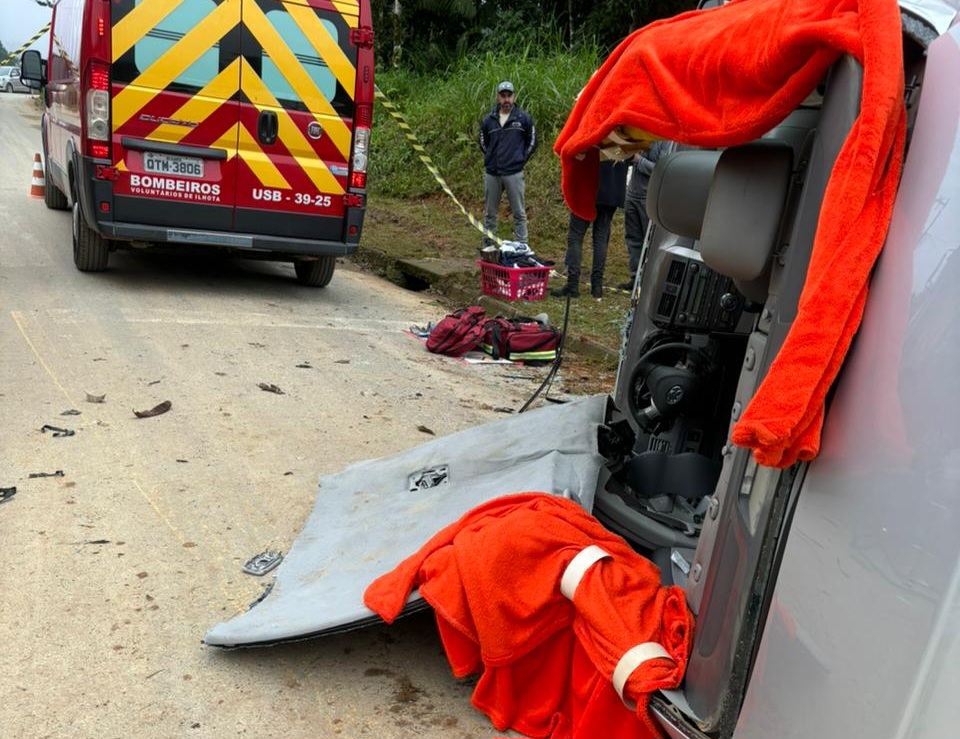 Em Ilhota, colisão seguida de tombamento deixa jovem de 20 anos com traumatismo craniano